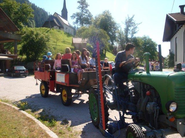 Abschlussfahrt der 4. Klasse mit dem Traktor von der Kirche zur Schule