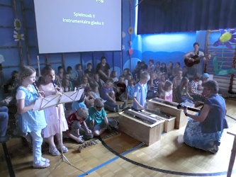 ... SchülerInnen der Spielmusik 2 spielen ...