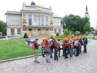 ... anschließend gingen wir zum Stadttheater, wo wir unsere Fremdenführerin trafen ...