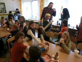 großes Kekse essen im Hort 