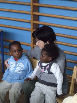Frau Natalie Pototschnig mit ihren beiden Kindern aus Haiti