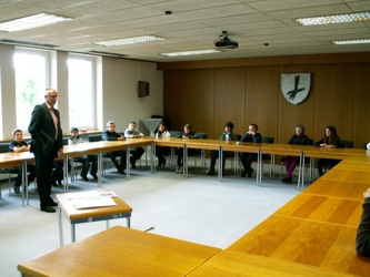 Informelles im Sitzungszimmer durch den Amtsleiter